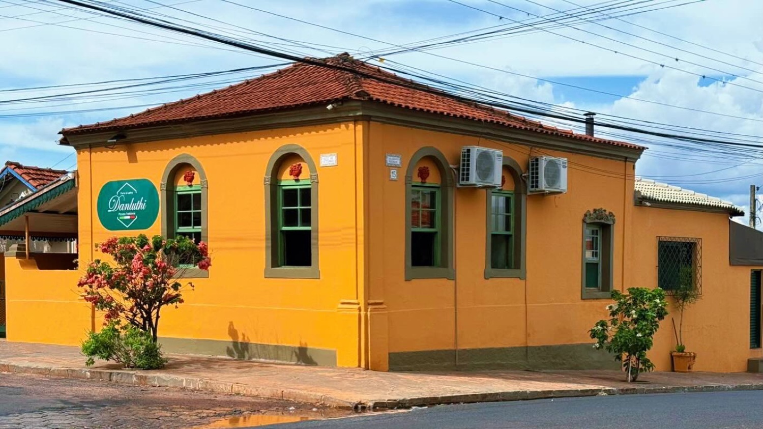 Fachada da Pizzaria Danluthi, na esquina da Praça dos Passarinhos