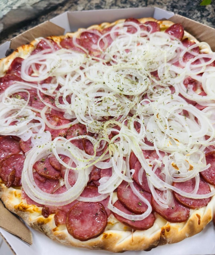Pizza de calabresa com cebola da Danluthi